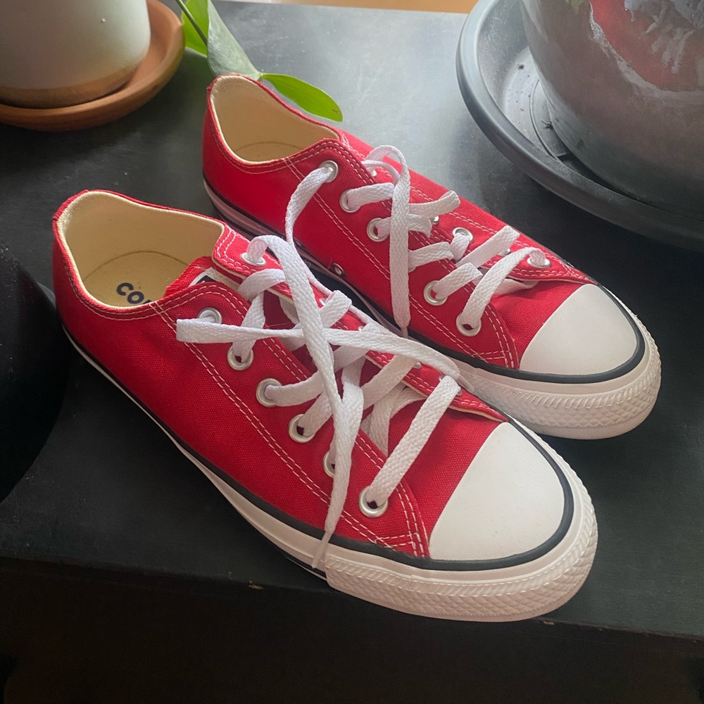 Converse Chuck Taylor All Stars Women’s 8 Red Low Top Canvas Men’s 6 M9696